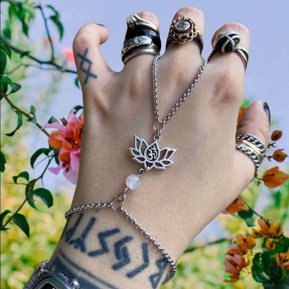 Hand piece lotus flower om sign quartz bracelet - Picture 5 of 15